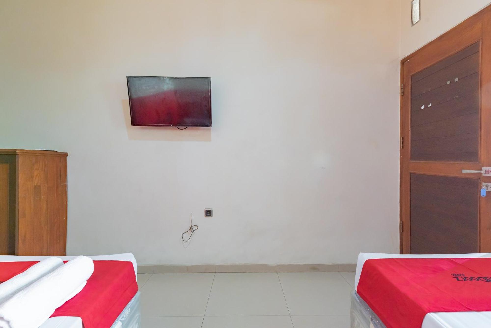 Reddoorz Near Pasar Pagi 2 By Cassana Hotel Cirebon Buitenkant foto