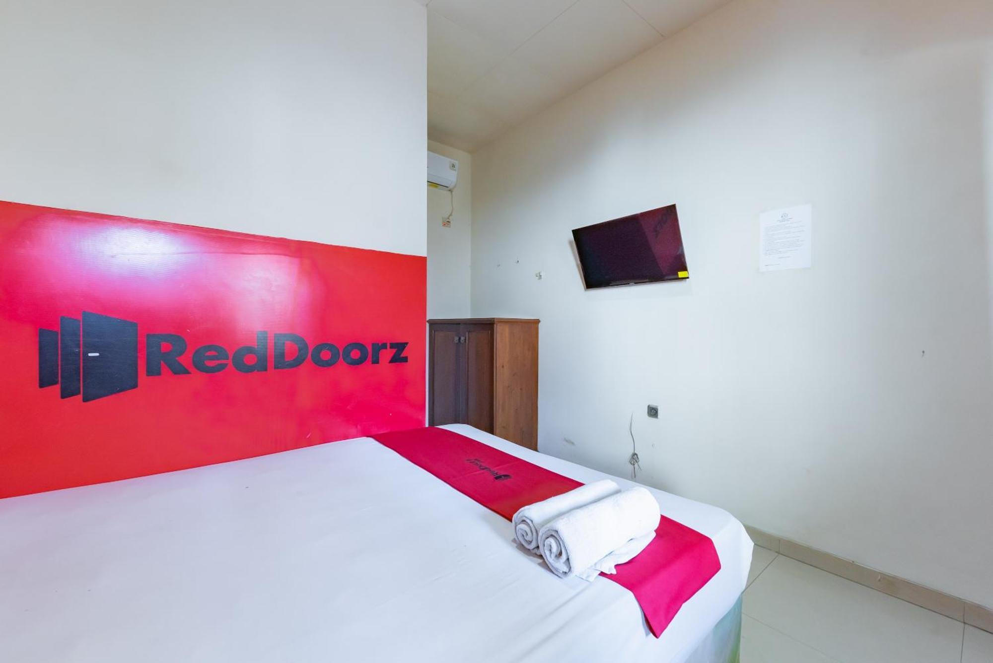 Reddoorz Near Pasar Pagi 2 By Cassana Hotel Cirebon Buitenkant foto