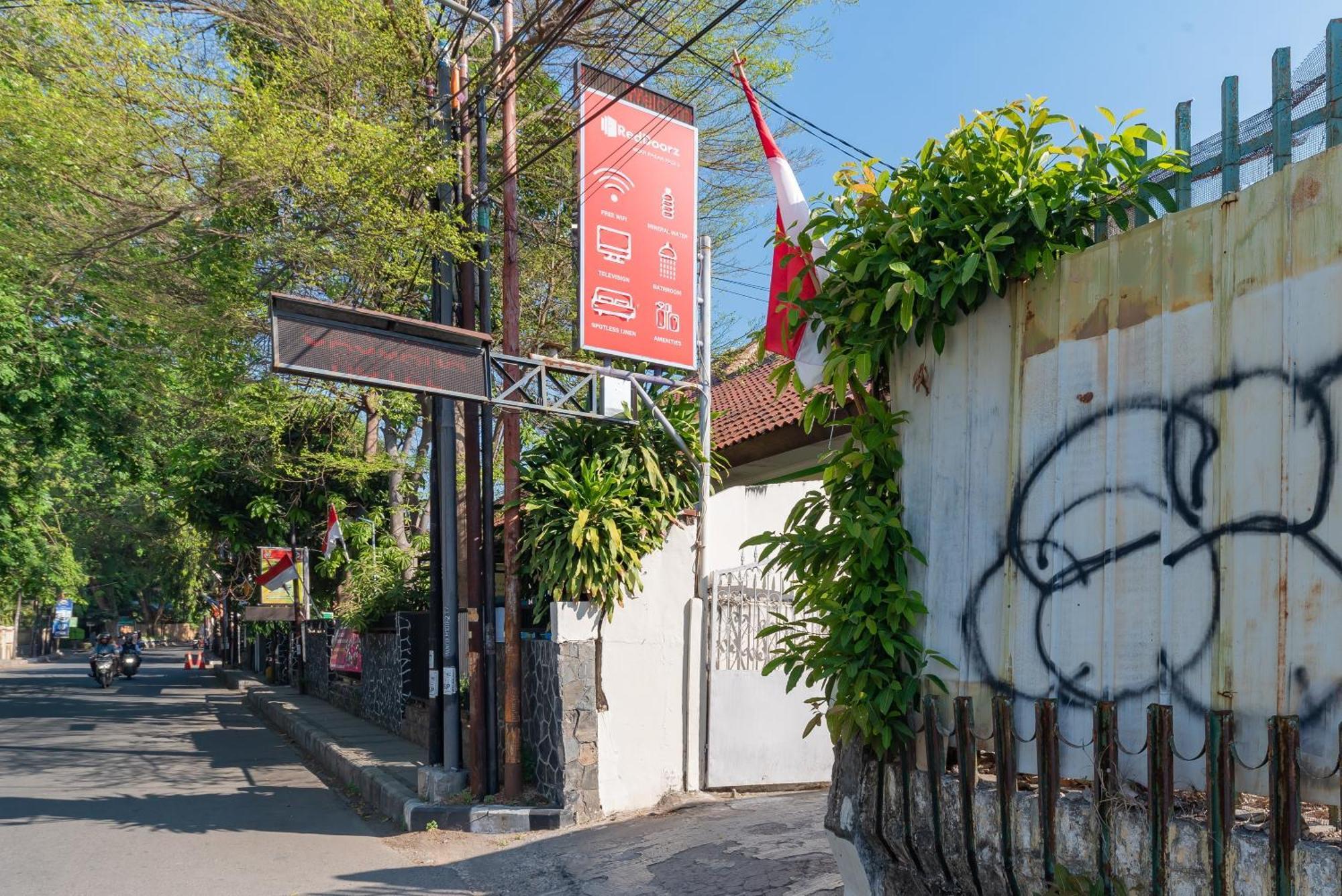 Reddoorz Near Pasar Pagi 2 By Cassana Hotel Cirebon Buitenkant foto
